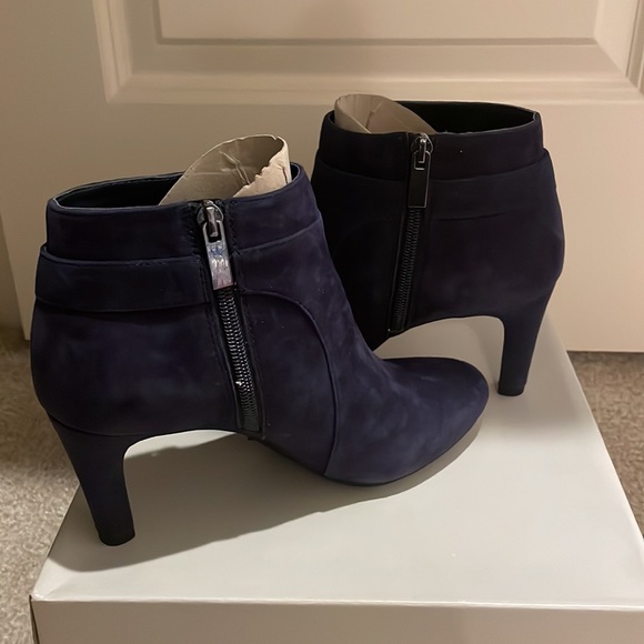 BANDILINO: Navy suede heel booties - Picture 5 of 7
